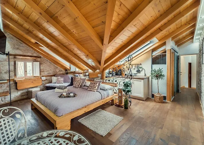 Gorgeous Historic Apartment *