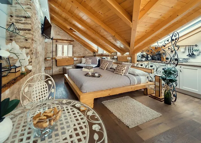 Gorgeous Historic Apartment *