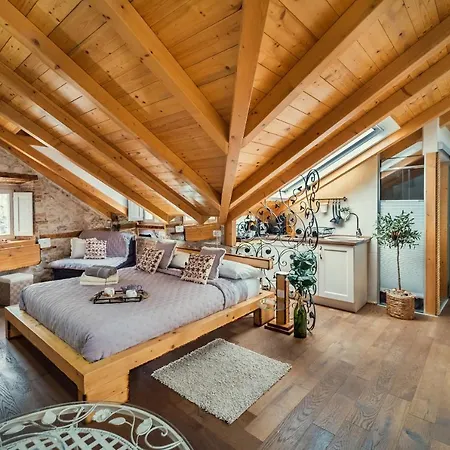 Gorgeous Historic Apartment *