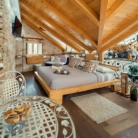 Gorgeous Historic Apartment *